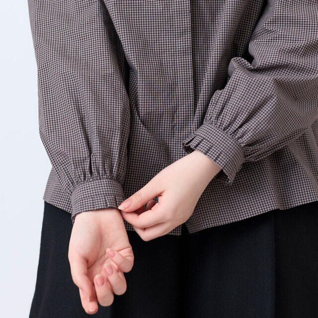 袖口にギャザーを寄せ、ふんわりとした立体感のあるスリーブに仕上げています。