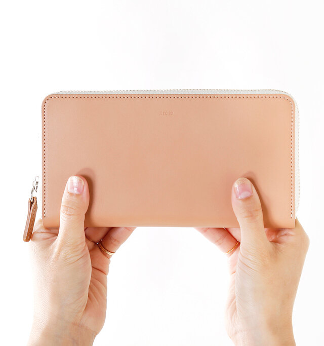 上質なレザーを使用したお財布。お札がきれいに収納できる長財布は、大人の女性に人気のアイテムです。