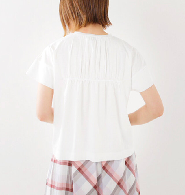 ギャザーがたっぷり施されたバックスタイル。ふんわりとエアリーな仕上がりです。裾がふわりと広がる涼しげでフェミニンな要素と、カジュアルにデイリー使いできる実用性をあわせ持っています。
