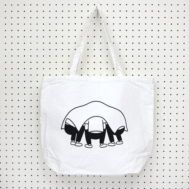 2014年7月OPENING CEREMONY表参道店、8月同大阪店で開催されたM.I.U.による出張イベントを機に製作されたトートバッグ。
路地裏で何かを企てる3人の男性をモチーフにデザインされています。