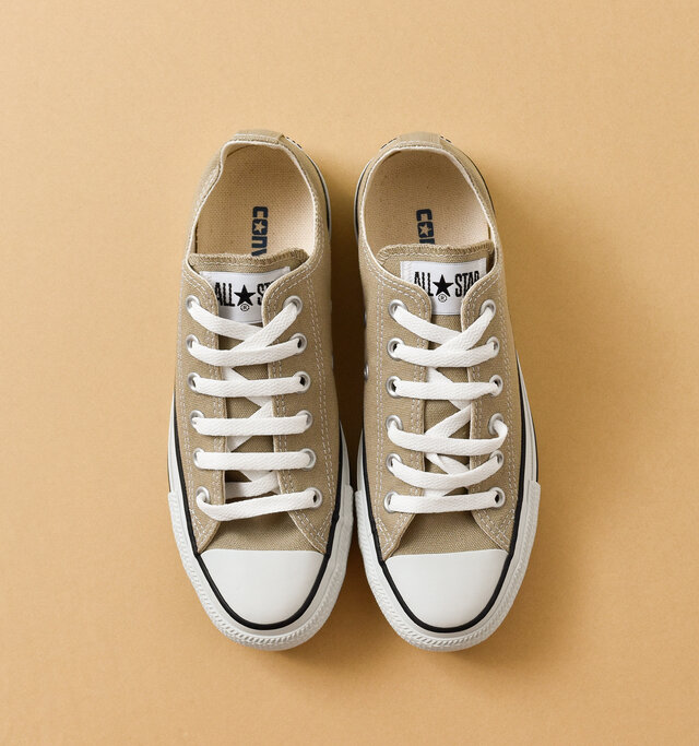 大人のカジュアルスタイルに欠かせないCONVERSE「ALLSTAR」。トレンドのベージュカラーです。
カジュアルの代名詞でもあるALLSTARは、素足で履いてもきちんとサマになる不思議なスニーカー。くったりとこなれた質感に育てるのも楽しみの1つ。