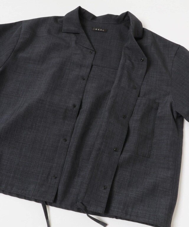 オープンカラーで抜け感のあるボックスシルエット。裾はドローコードでシルエット調整も可能。