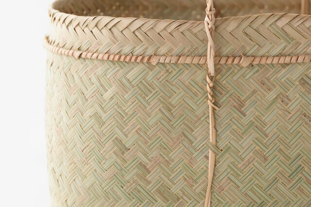 持ち手の竹皮をカゴ自体に通して固定したり、ねじりを加えたり、随所に繊細で美しい仕上がりを見ることができます。