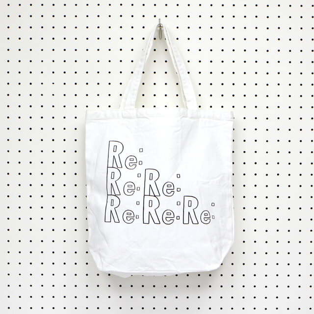 REPLYを意味する「Re:」の文字が並んだ可愛いトートバッグ。