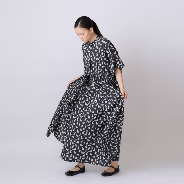 ゆったりとした分量感のあるシルエットは、動きに合わせて軽やかに揺れ、シンプルなフラットシューズやサンダルと合わせるだけで抜け感のある装いに仕上がります。