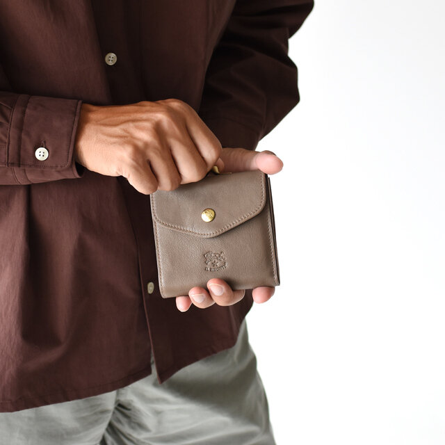 color : grey

使い勝手の良いシンプルなデザインで、男性にも女性にも気軽にお使いいただけるお財布です。