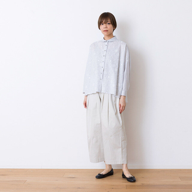 着用:ラウンドカラービッグシャツ(ライトグレー)