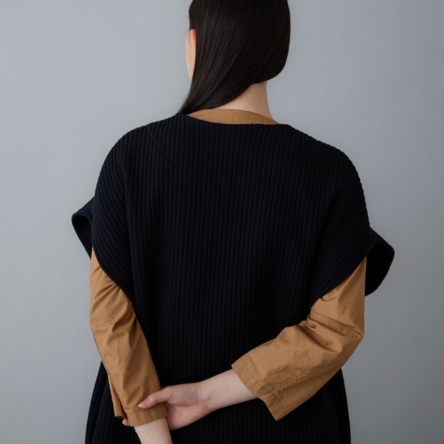 肩まわりのゆるやかなラインが、自然なリラックス感を演出します。