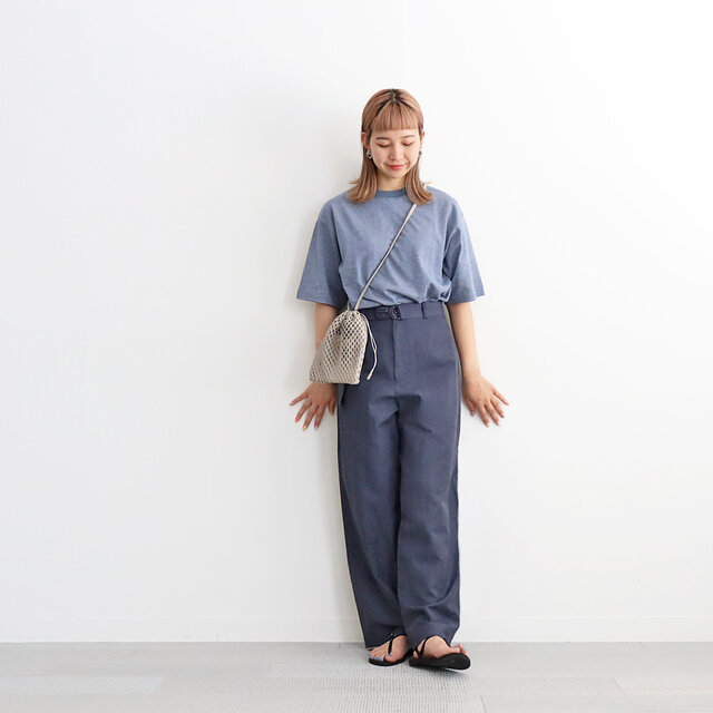 取り外し可能のベルトを見せて、トップスをタックインしたスタイリングもおすすめです!
ストンと落ちた綺麗なシルエットは、ブラウスやシャツなどインしない合わせでも◎
ハイウエストなので脚長効果も!!