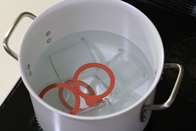 WECKは煮沸消毒が可能です。まずはWECKをしっかり洗浄します。
その後水がぬるま湯に入れ、沸騰してから約5分間煮沸すればOK。
これでいつでも清潔な状態を保てますよ♪
特にジャムを作る時など、何かを長期保存する際に煮沸消毒は必須です。
(煮沸する際は沸騰したお湯に直接入れないでください。温度差が大きいと破損の原因になります。)