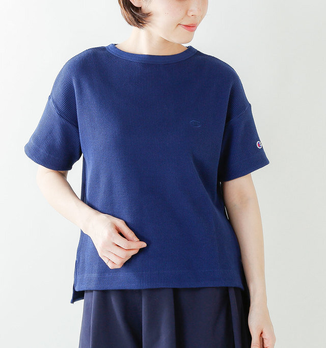 ドロップショルダーが肩のラインを華奢に見せて女性らしい印象に。