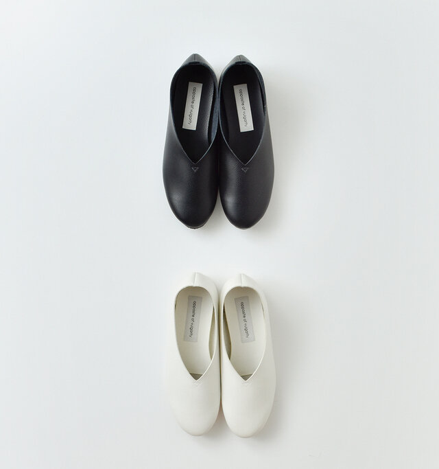 甲の深めのカッティングが
大人っぽさを添え、
素足をのぞかせても美しく、
靴下と合わせれば多彩な表情が楽しめます。