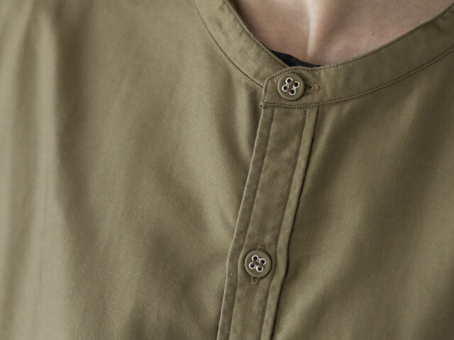 襟元の2つと袖のボタンが包みボタンになっています。
