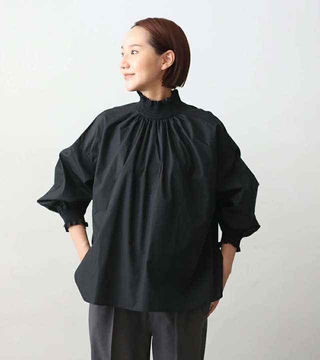 クロ
シルキーな手触りのオリジナルタイプライター生地を使用。