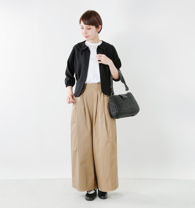model yama:167cm / 49kg
color : black / size : 38
フォーマルなシーンはもちろん、デイリースタイルにも対応してくれる便利な1枚です。