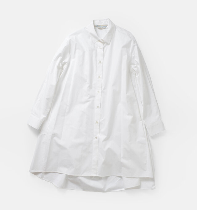 color : off white
カラーは「オフホワイト」「カーキ」「ネイビー」の3色展開。
「オフホワイト」は透け感があり、より軽やかな着こなしを味わえます。