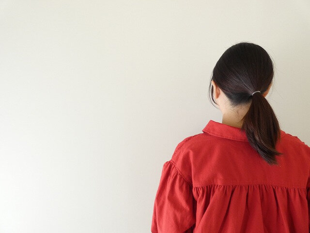 背中のギャザーがなんともかわいいです。
