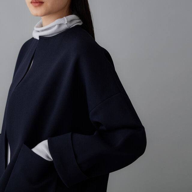 袖丈はやや長め。折り返すと、ほどよく抜け感のある印象に。