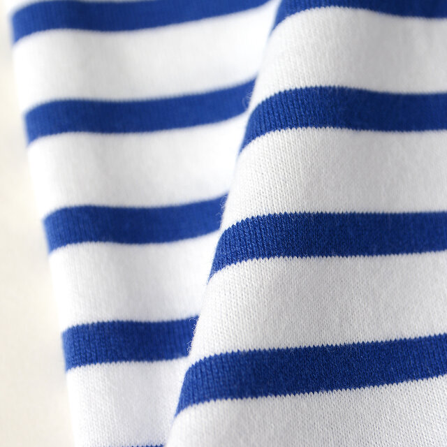 ソフトな肌触りとライトな着心地が魅力のコットン素材を使用。
肌馴染みの良い生地感に仕上がっています。