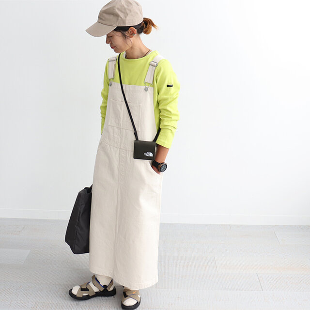 オーバーオールなどのインナー使いだと、派手かな?と思う色も挑戦しやすいですよね。