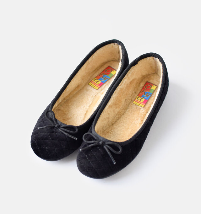 color : negro
カラーは、グリー、ネグロの2色をご用意。いずれも程よい光沢感のあるヴェルヴェット素材とマッチして上品に魅せてくれるカラーです。