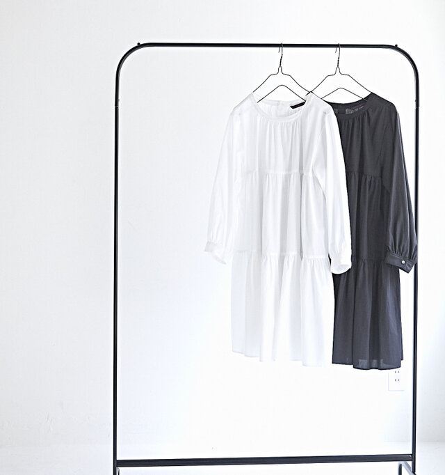 カジュアルにもフォーマルにも大活躍の、WHITEとBLACKの2色をご用意しました。