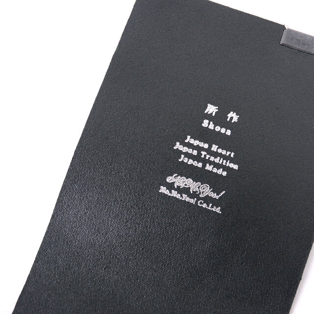 手作業でスタンプされたロゴ。
一点づつ異なるにじみやカスレも味わいのひとつです。