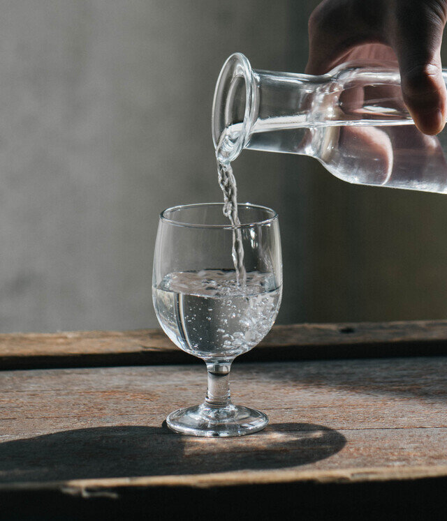 強化ガラスでできており、スタッキング可能なワイングラスです。