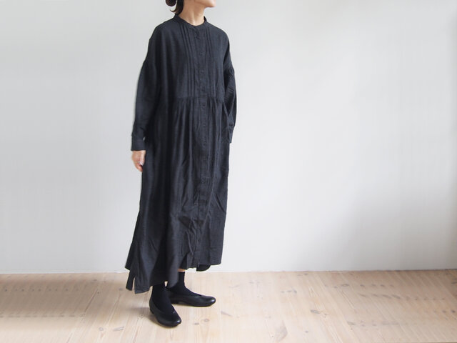 モデル身長:155cm、着用カラー:チャコールグレー