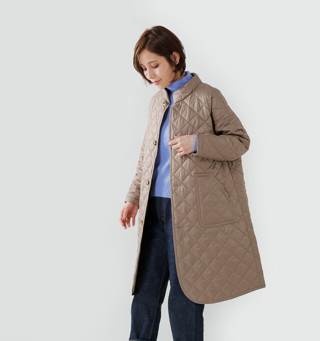 aranciatoカラー&素材別注!
スタンドカラーで
首周りがあたたかく、
ダイヤステッチのキルティングは
立体感があり、
品良くまとまる
長めの丈感もポイント。
シンプルだからこそ、
デイリーにも、
きれいめのおでかけスタイルにも
馴染むこの冬大活躍しそうな一枚。