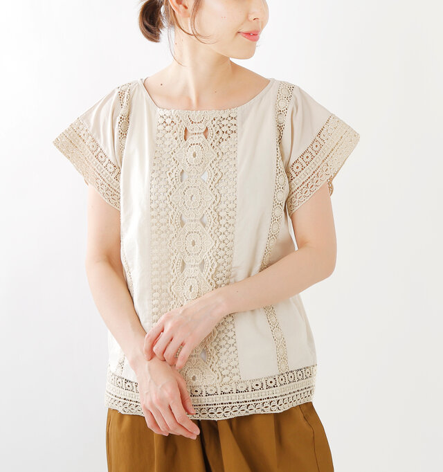 贅沢に施されたレースデザインが、エキゾチックで美しい半袖プルオーバーです。やや広く開いたクルーネックで、デコルテをスッキリ見せます。