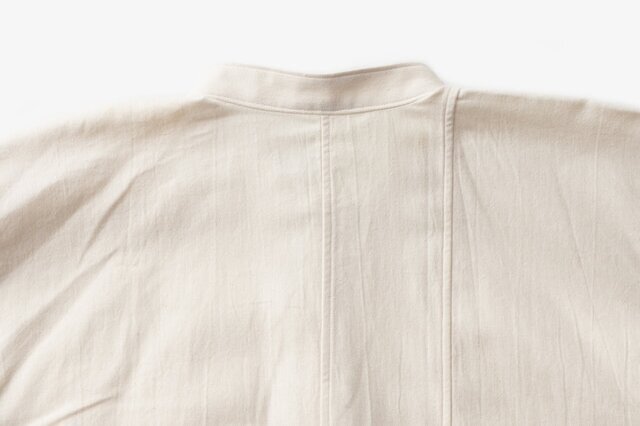 布の取り都合で、片方の身頃のみ剝いである（右胸側のみに縫い目がある）点も特徴のひとつ。