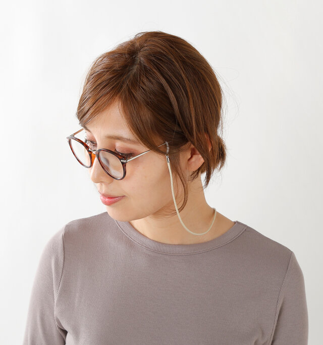 付属で取り付けられたレザーのあご紐は、グラスコードとしてもお使いいただけますよ。
