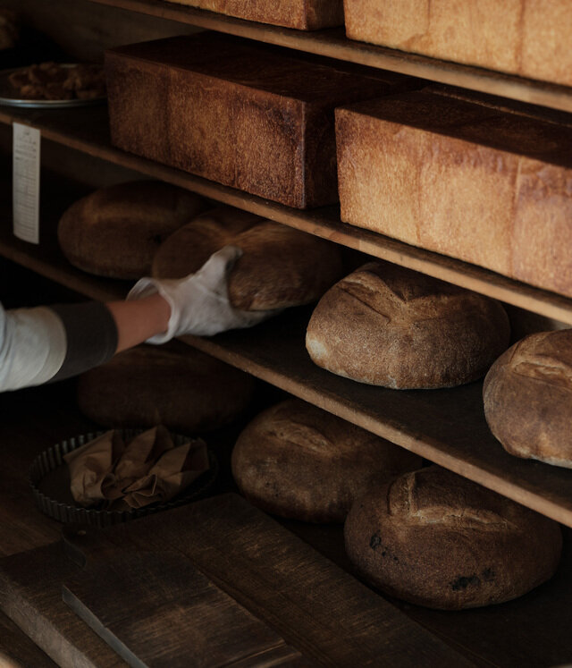 わざわざでは、薪窯で焼いた自家製酵母のカンパーニュと、超長時間発酵の微量イーストの角食（食パン）の2つを柱にパンを焼いています。毎日食べる日々の糧になるのは食事用のパンだけというポリシーで、お客様の健康を損なうことがない健康的なパンを目指しています。