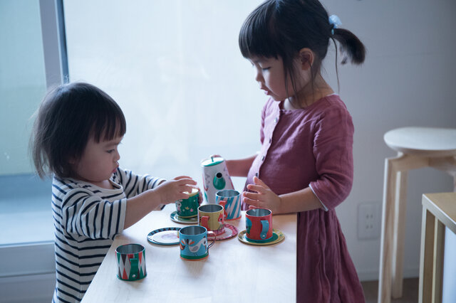 おもちゃのお皿やコップを並べて、おままごと。コンパクトサイズもお子さんにとっては広々!天板を外して床に置けば、座卓のように座って遊ぶことも出来ます。