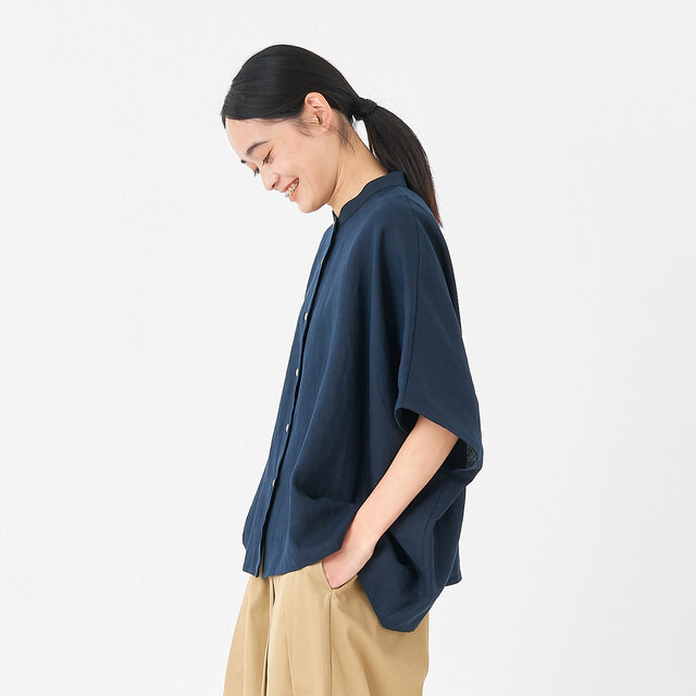 シャツとして一枚で着るとより涼しさを感じられます。