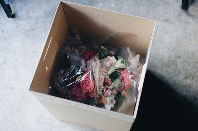 花が傷や痛みを最低限に抑えるために設計した、オリジナルの専用ボックスでお届けします。
※花束のサイズによっては、異なる箱を使う場合がございます。あらかじめご了承くださいませ。