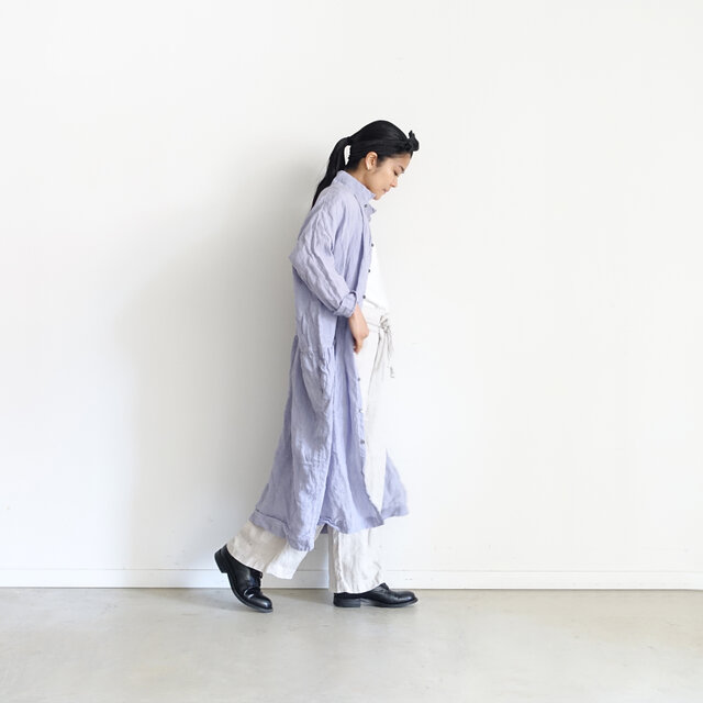 リネンらしい素材感ある生成との相性も◎ブルーの延長線上でカラーコーデしていただけます。