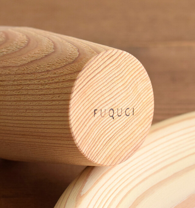 プレートの裏には「FUQUGI」のロゴの焼印が押されています。