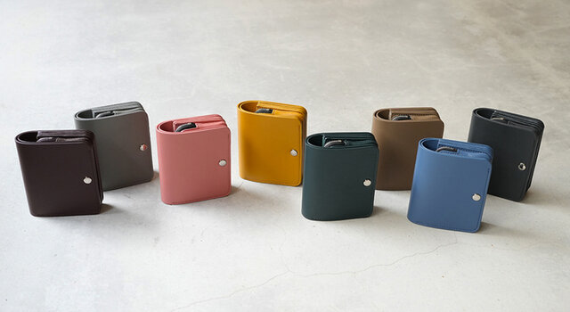 左から、DEEP BROWN、WARM GREY、CORAL PINK、MUSTARD、DEEP GREEN、SLATE KHAKI、SLATE BLUE、CHARCOAL BLACK