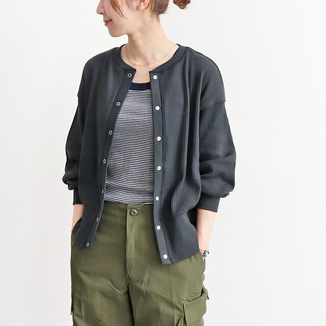 最後にチャコール!
インナーにはボーダーのキャミソールを合わせました!
まだまだ先のスタイリングですが、今のシーズンから夏の手前まで着ていただけますよ!
STRATOBeeでは普段からベーシック・カジュアルなアイテムが多いのですが
シルエットが女性らしいアイテムだと軍パンと合わせてもどこかメンズライクすぎず、おすすめのスタイリングです!