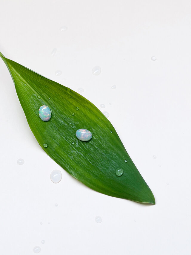 オパールは、水分の多い宝石です。 湿度の多い時期などは水分を吸収して白っぽく色が濁る場合がございますが、時間が経つとだんだんと元の色に戻ります。こういった日々の変化もお楽しみいただけるかと思います。