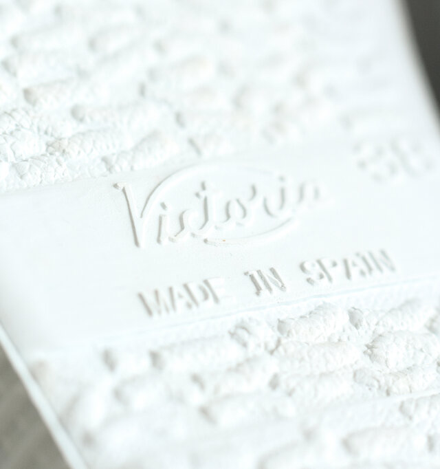 バニラの香料を混ぜ込み、ソールから甘い香りが漂うのもVictoriaシューズならではの特徴。