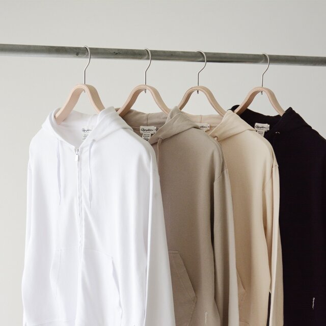 どれもスタイリングに合わせやすい「white」「greige」「oyster」「black」の4色をご用意しています。
