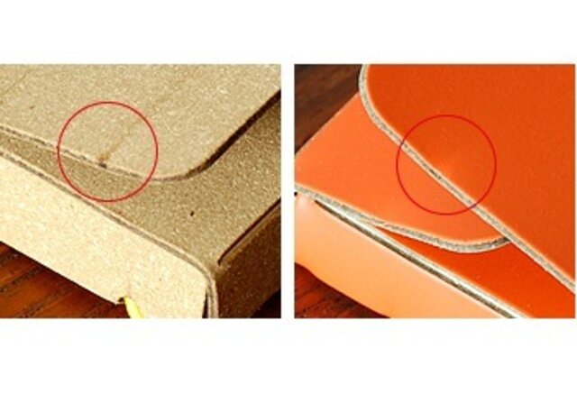※実際の商品と写真の色の見え方が多少異なる場合がございますので、ご了承ください。
※レザーなのでゴムや金具等物が触れている部分に跡がつきます。
※ゴムで留めている本体の端部分は少しへこみがあります。予めご了承ください。
※折りたたんだ形のケースのため、折り込み部分が通常よりも少し内側に入り込んでいる場合があります。
