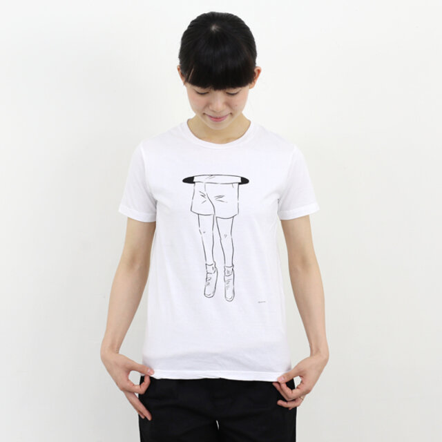2010年11月、個展「PASTURE」を機に製作されたTシャツ。
モチーフは穴の中に吸い込まれる人。
この穴を抜けるとそこにはどんな世界が広がっているのか、思わず想像してしまいます。
