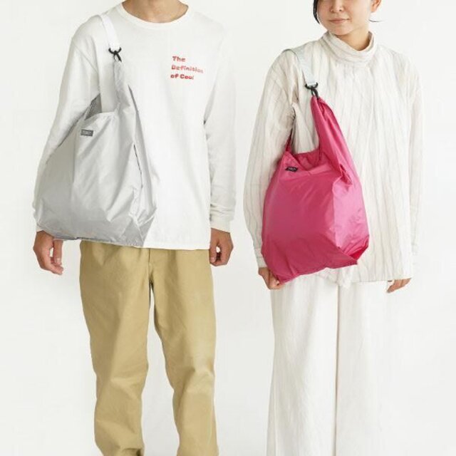 (左)男性モデル:CONVENIサイズ/LIGHT GREY×WHITE
(右)女性モデル:CONVENIサイズ/ROSE PINK×SILVER