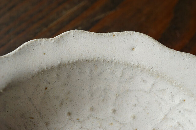 手作りの陶器には細かい鉄点や小穴、凹凸が見られます。