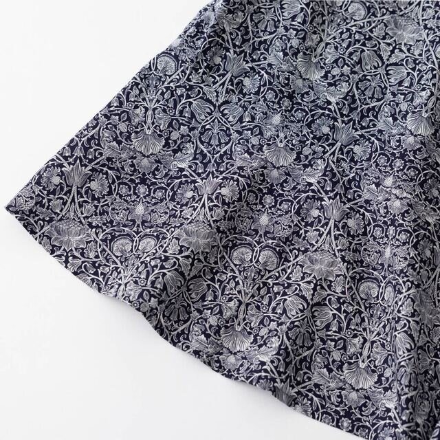 <Lodden Wood>
1884年にウィリアム・モリスがデザインした「ロデン」は、1960年代にリバティ社にてプリントされ始め、スカーフやドレス、インテリア用ファブリックに使われました。クラシック・シルク・コレクション用にリサイズし、2色使いのデザインにされました。アーツ・アンド・クラフトの典型的なデザインです。