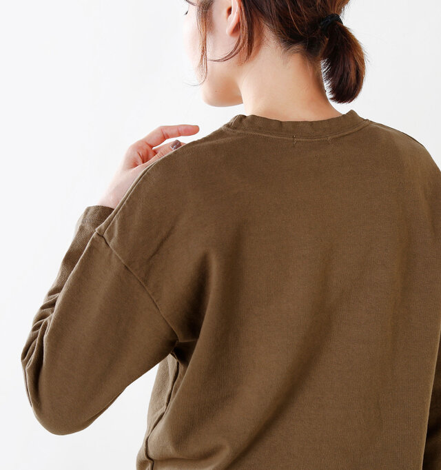 フロント同様、プリントなどの装飾がないシンプルなデザイン。